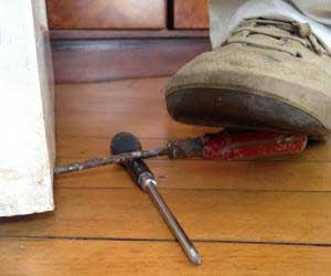 Как снять дверь с петель