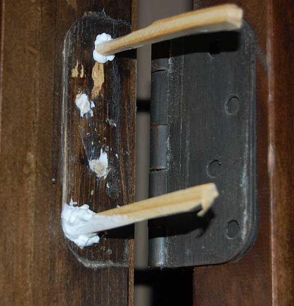 Петли деревянной двери разболтались, как закрепить