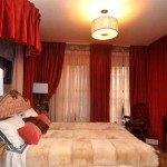 Красные плотные шторы для создания красивой обстановки