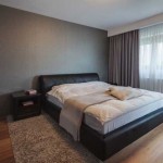 Серые плотные шторы в дизайне спальни