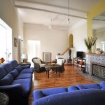 Синий диван в гостиной