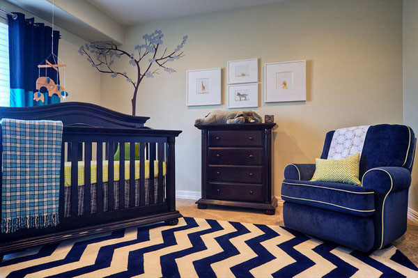 Синяя мебель в детской комнате. Синяя кроватка и синее кресло Синяя мебель в детской комнате. Синяя кроватка и синее кресло