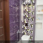 Встроенные полочки из гипсокартона и подвесной унитаз. Фото