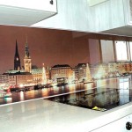 Стеклянный фартук на кухне. Фото 15