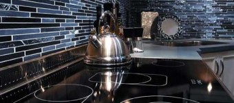 Стеклянный фартук на кухне. Фото 19