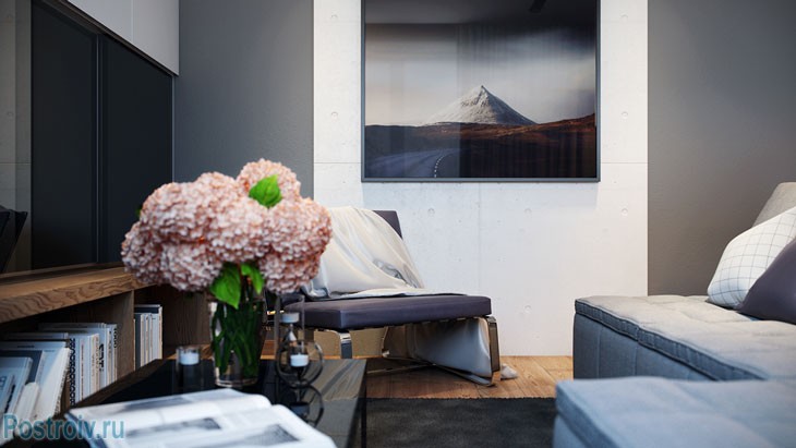 Декорирование белой стены в кухне-гостиной. Фото