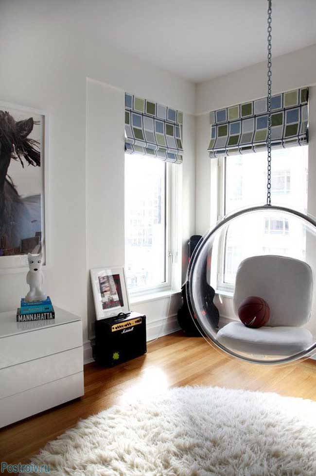 Прозрачное подвесное кресло в детской. Фото