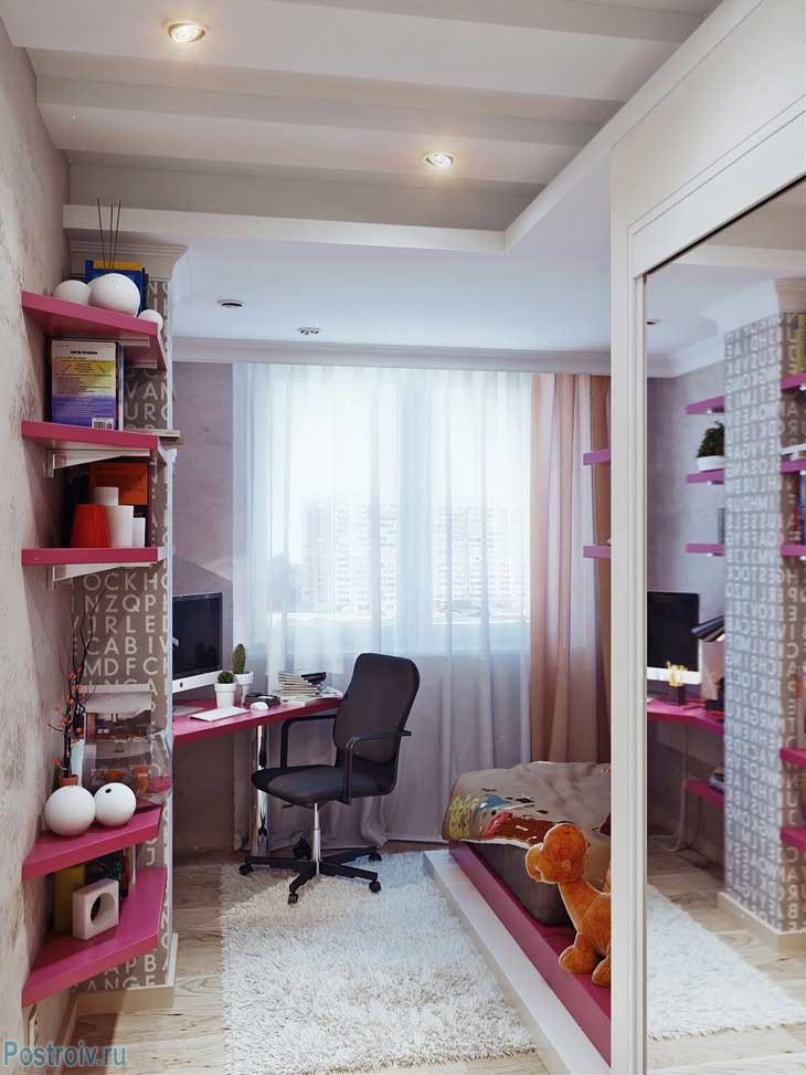 Белый махровый коврик на полу и конструкция из гипсокартона на потолке. Фото Белый махровый коврик на полу и конструкция из гипсокартона на потолке. Фото