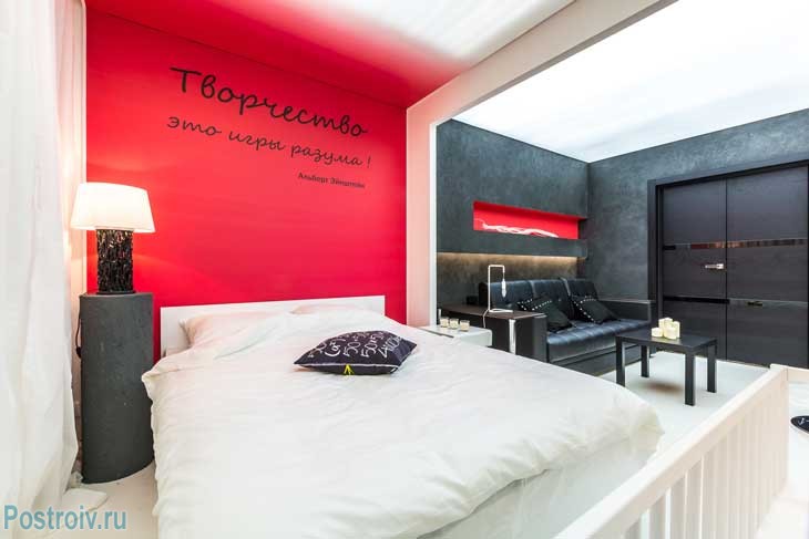 Спальня в гостиной. Смелое решение. Фото