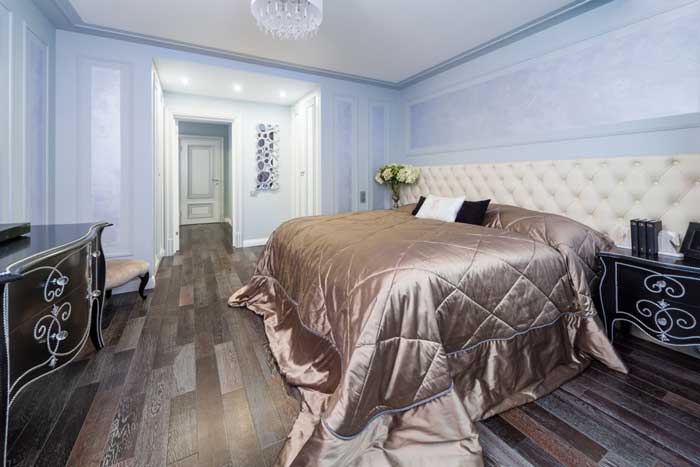 Интерьер маленькой спальни, отделанной декоративной штукатуркой своими руками