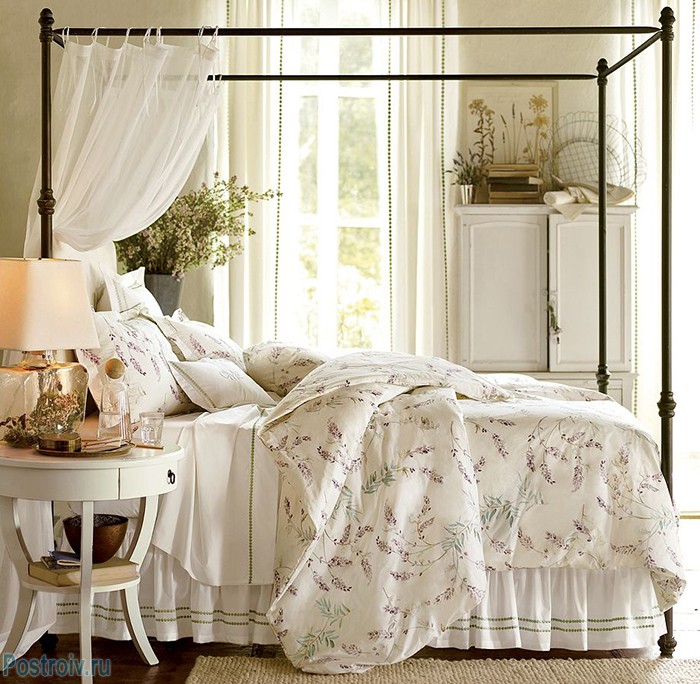Спальня в стиле прованс с балдахином. Фото