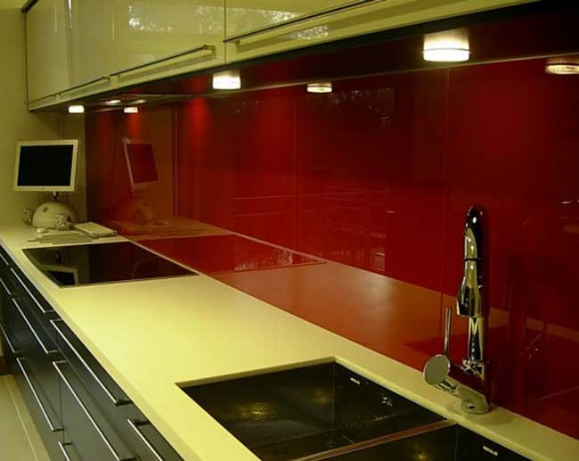 Точечная подсветка темного фартука из стекла для кухни оформление Точечная подсветка темного фартука из стекла для кухни оформление