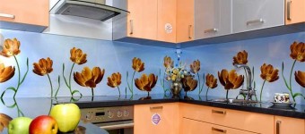 Стеклянный фартук на кухне
