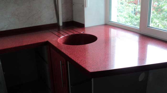 Широкая столешница подоконник на кухне с раковиной