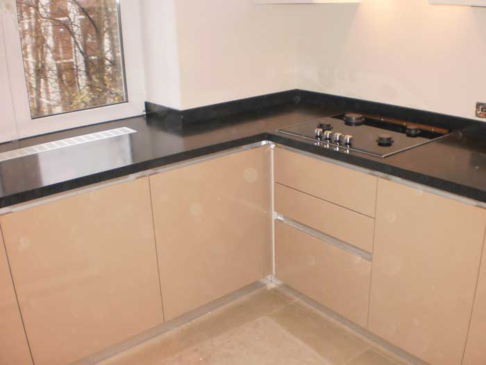 Черный подоконник столешница на кухне