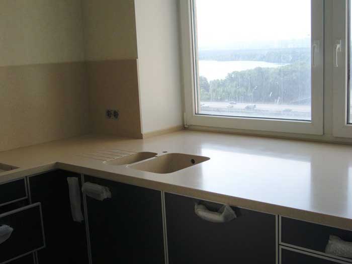 Расширение пространства с помощью подоконника столешницы на кухне