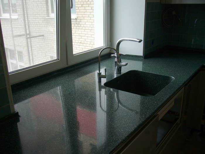 Зеленая столешница подоконник из камня