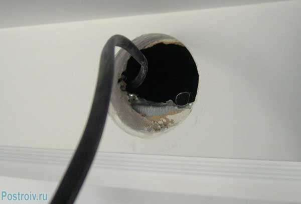 Из отверстия выводим хвосты провода для подключения светильника - Фото