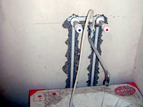 Трубы в стене в ванной Трубы в стене в ванной