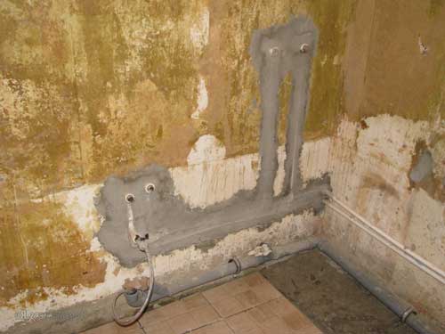 Трубы в стене в ванной Трубы в стене в ванной