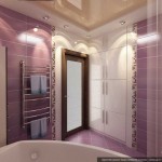 Угловая ванная комната с прозрачной дверью. Фото