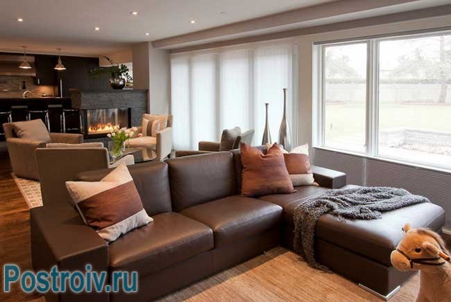 Темный классический кожаный угловой диван в гостиной Темный классический кожаный угловой диван в гостиной