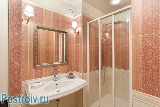 Нишевая душевая кабина в ванной комнате. Фото