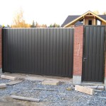 забор-и-калитка-из-коричнегового-профнастила