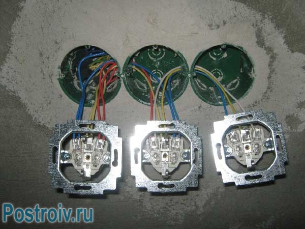 Замена старых розеток в квартире панельного дома