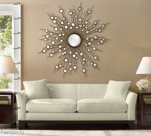 Зеркало солнце в гостиной. Фото