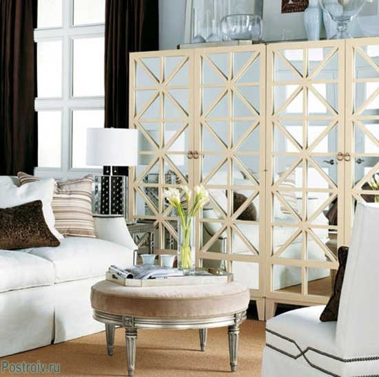 Зеркальный шкаф в интерьере гостиной. Фото