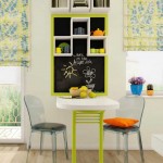 Выделение обеденной зоны грифельной доской. Фото